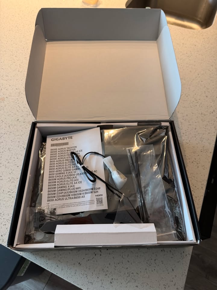 🔥 GIGABYTE B650 AORUS Elite AX – OPEN BOX, FULL KIT – $80 FIRM